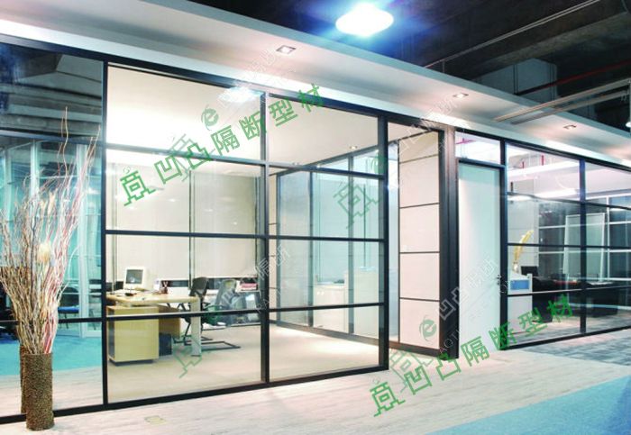 办公室玻璃隔断新贡献，抗火立大功——燃烧两小时，抗热温度986℃
