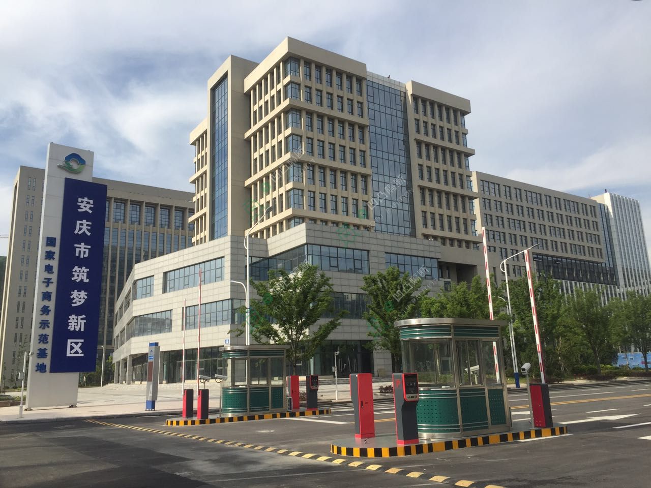 本地玻璃隔断_玻璃隔断厂家_[承接]安庆论坛网络科技有限公司双玻百叶玻璃隔断工程