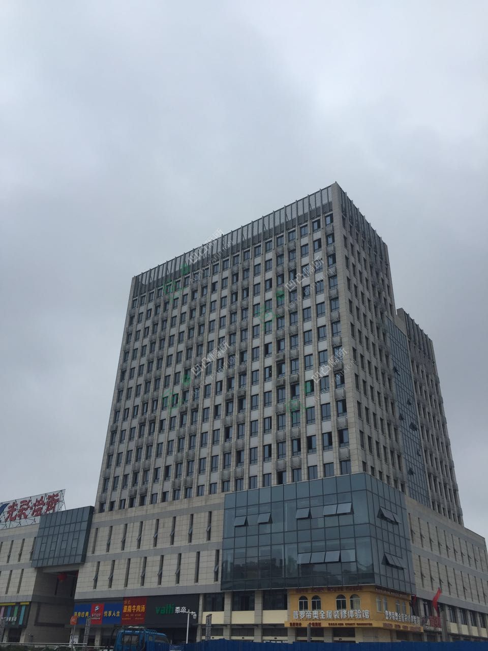 安庆本地玻璃隔断_玻璃隔断厂家_[承接]安庆龙润水电安装工程有限公司双玻百叶玻璃隔断工程