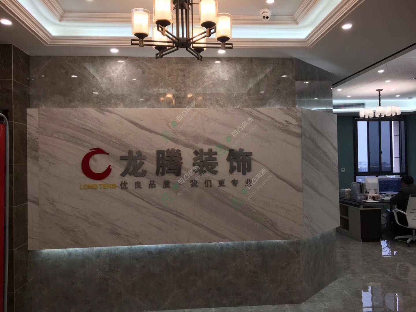 本地新款玻璃隔断_玻璃隔断厂家_[承接]安庆市龙腾装饰有限公司新办公室双玻百叶玻璃隔断工程
